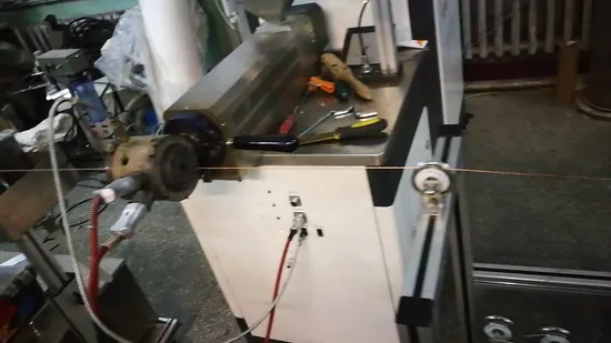 Вспомогательная машина для оборудования для приема проволоки и кабеля